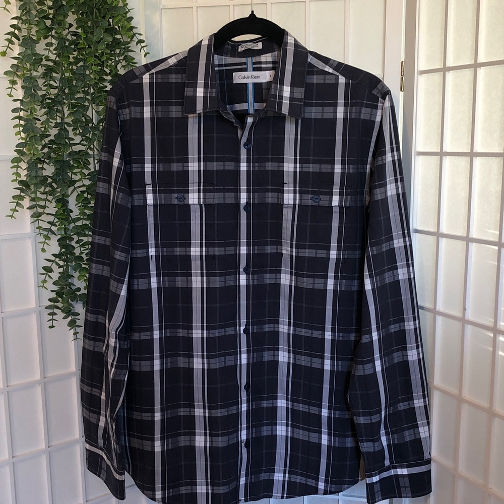 Calvin Klein L/S Button-Down 100% Cotton Shirt in Like New Condition. Size M.